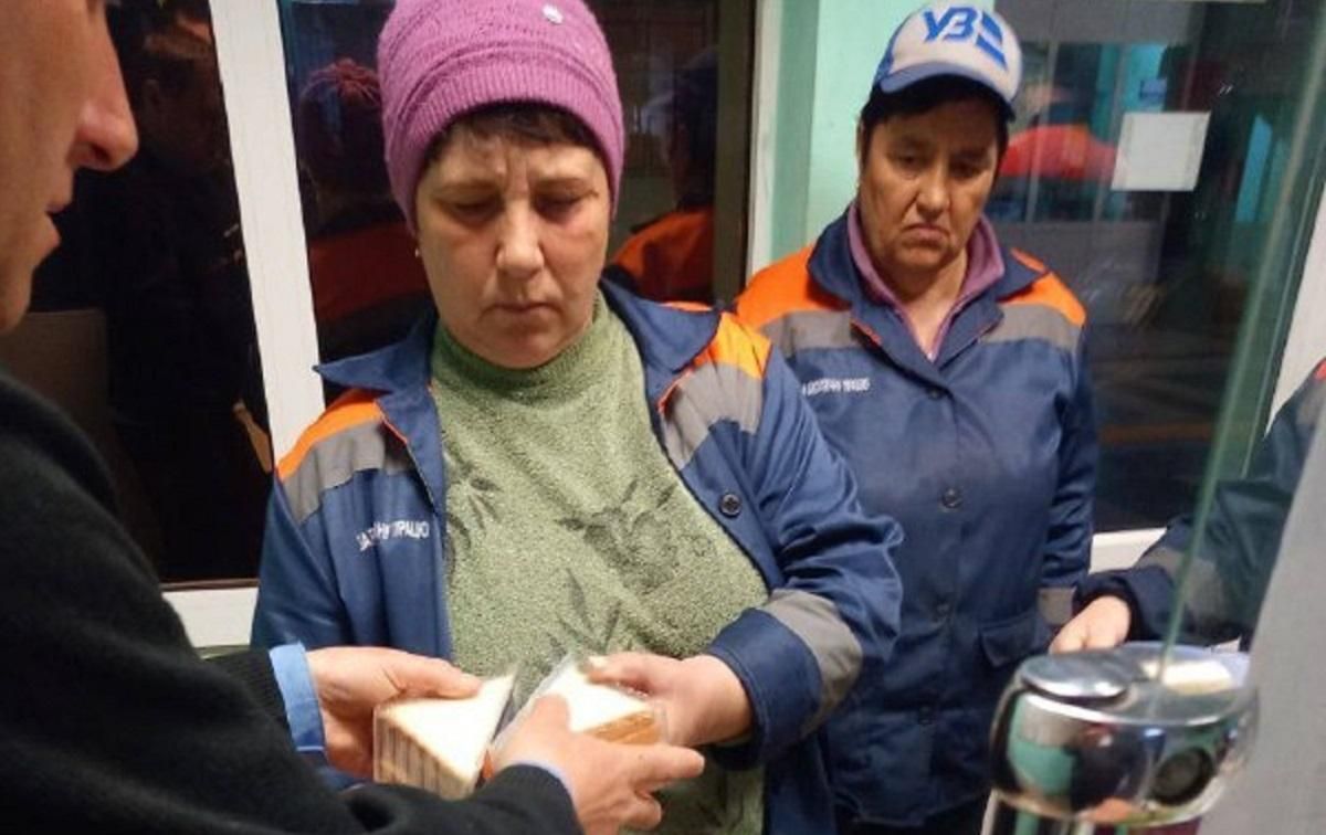 Укрзализныця кормит сотрудников и пассажиров на вокзалах