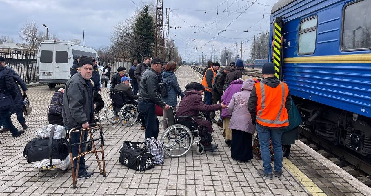 Укрзалізниця евакуює хворих дітей та маломобільних людей з Покровська - 24 Канал Укрзалізниця евакуює хворих дітей та маломобільних людей з Покровська - 24 Канал