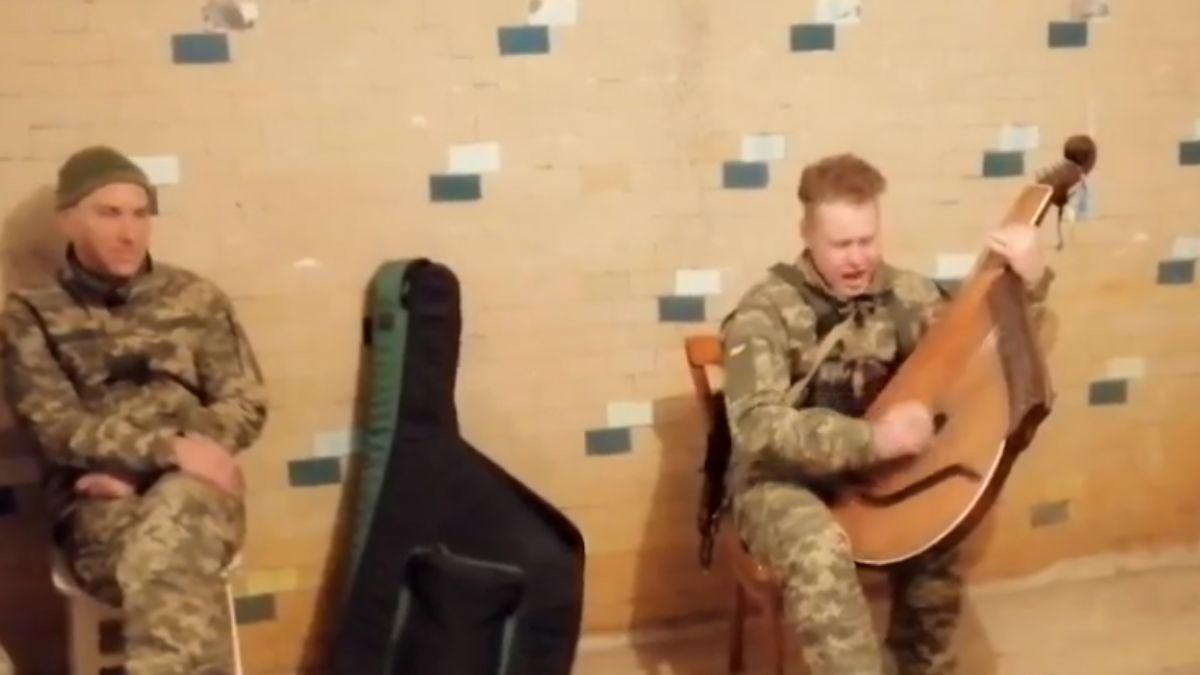 Военный Павел Ровенко поет патриотические песни для побратимов: душевное видео Военный Павел Ровенко поет патриотические песни для побратимов: душевное видео