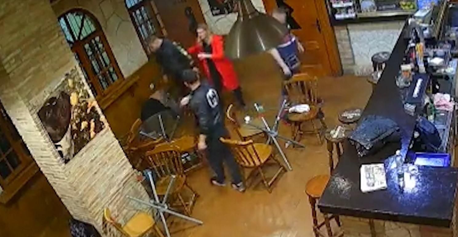 В іспанському барі троє п'яних росіян напали на бармена-українця - 24 Канал