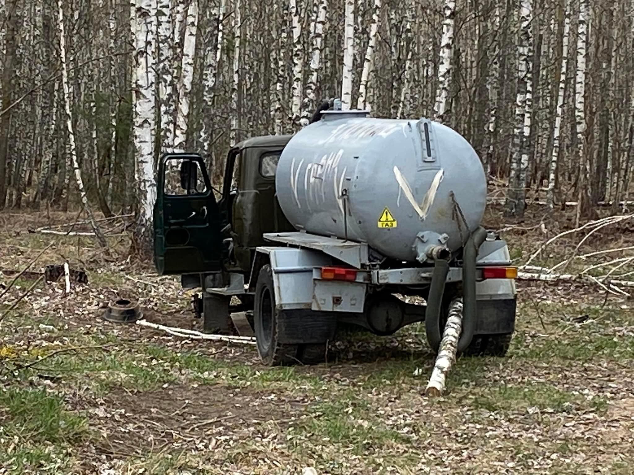 Перепутали с бензовозом: россияне украли ассенизатор у мирных украинцев - 24 Канал