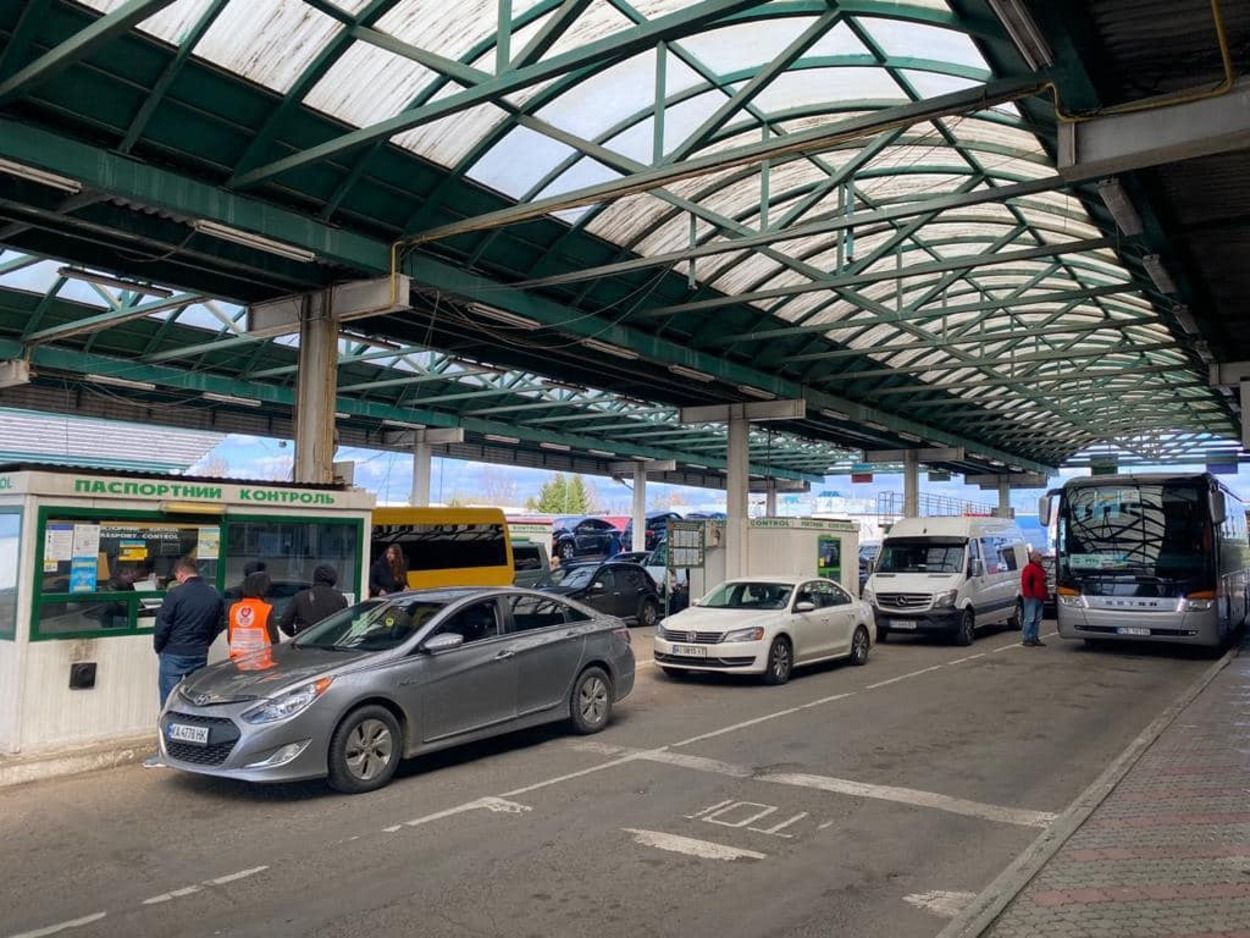 Прикордонники зафіксували збільшення пасажиропотоку: українці повертаються додому - 24 Канал Прикордонники зафіксували збільшення пасажиропотоку: українці повертаються додому - 24 Канал