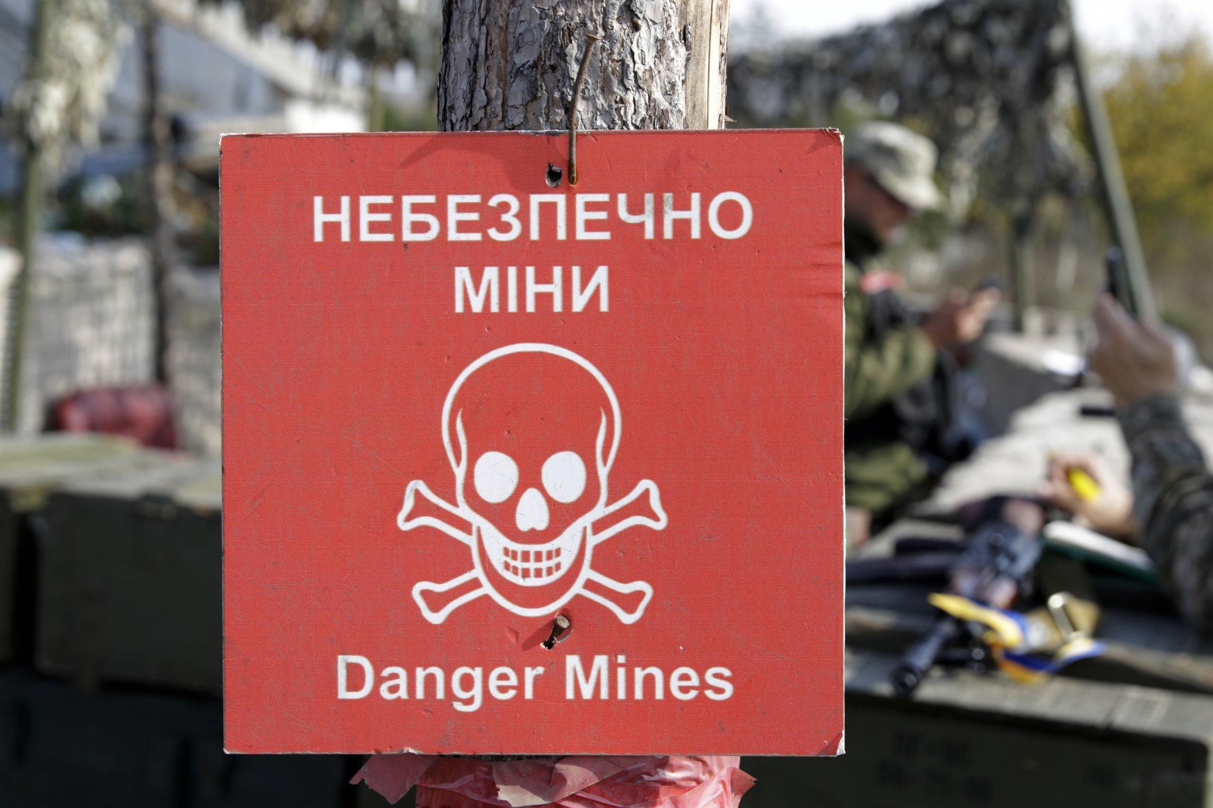 Під час розмінування російських касетних боєприпасів під Харковом підірвалися троє саперів - 24 Канал Під час розмінування російських касетних боєприпасів під Харковом підірвалися троє саперів - 24 Канал