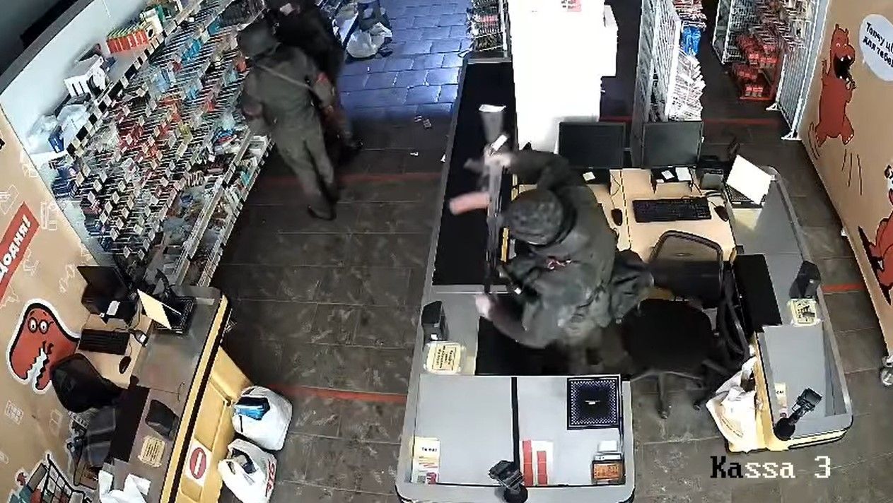 В Тростянце некоторые жители мародерили в магазинах вместе с оккупантами - 24 Канал В Тростянце некоторые жители мародерили в магазинах вместе с оккупантами - 24 Канал