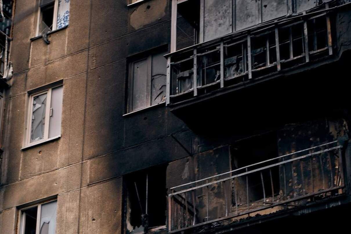Россияне снова бьют по Северодонецку: загорелись четыре многоэтажки