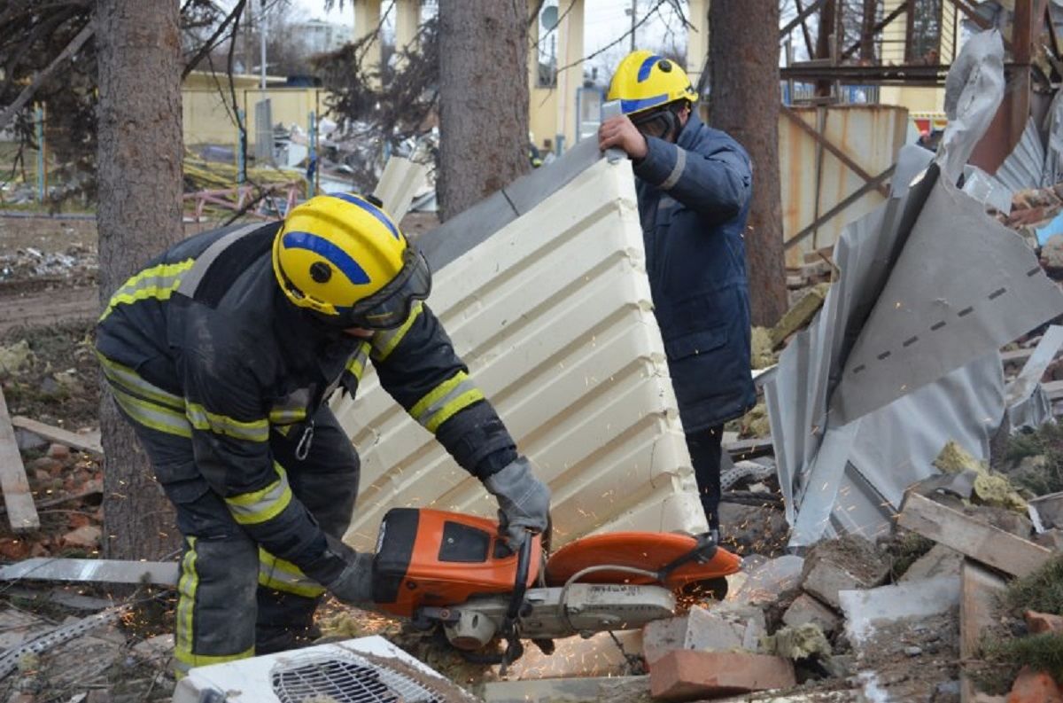 Из-под завалов в Бородянке спасатели уже достали тела 41 погибшего - 24 Канал