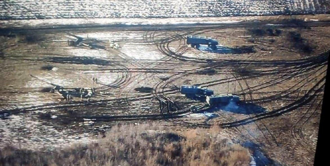 На Харьковщине десантники мощно разгромили оккупантов: уничтожили колонну морпехов, 5 танков На Харьковщине десантники мощно разгромили оккупантов: уничтожили колонну морпехов, 5 танков