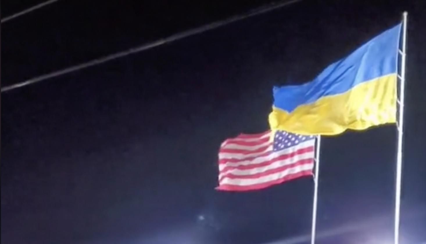 В Техасе разместили огромный флаг Украины рядом с американским: захватывающее видео