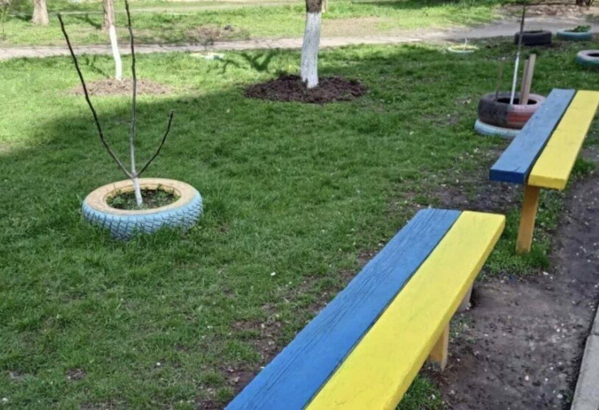 В окупованому Херсоні люди пофарбували лавки у синьо-жовті кольори - 24 Канал В окупованому Херсоні люди пофарбували лавки у синьо-жовті кольори - 24 Канал