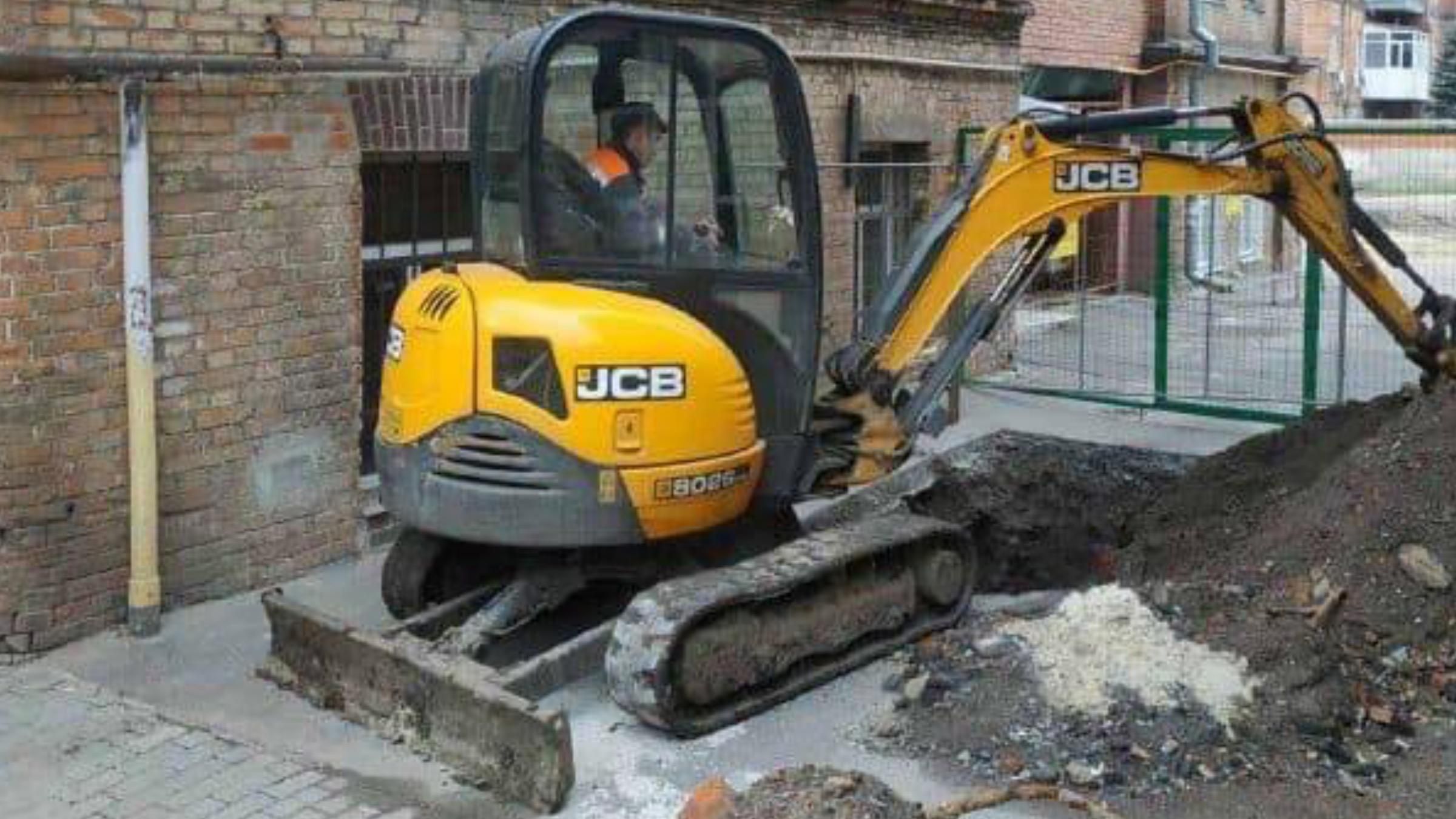 Від Харкова до Чугуєва з траси вже прибрали 30 понівечених військових і цивільних авто - 24 Канал Від Харкова до Чугуєва з траси вже прибрали 30 понівечених військових і цивільних авто - 24 Канал