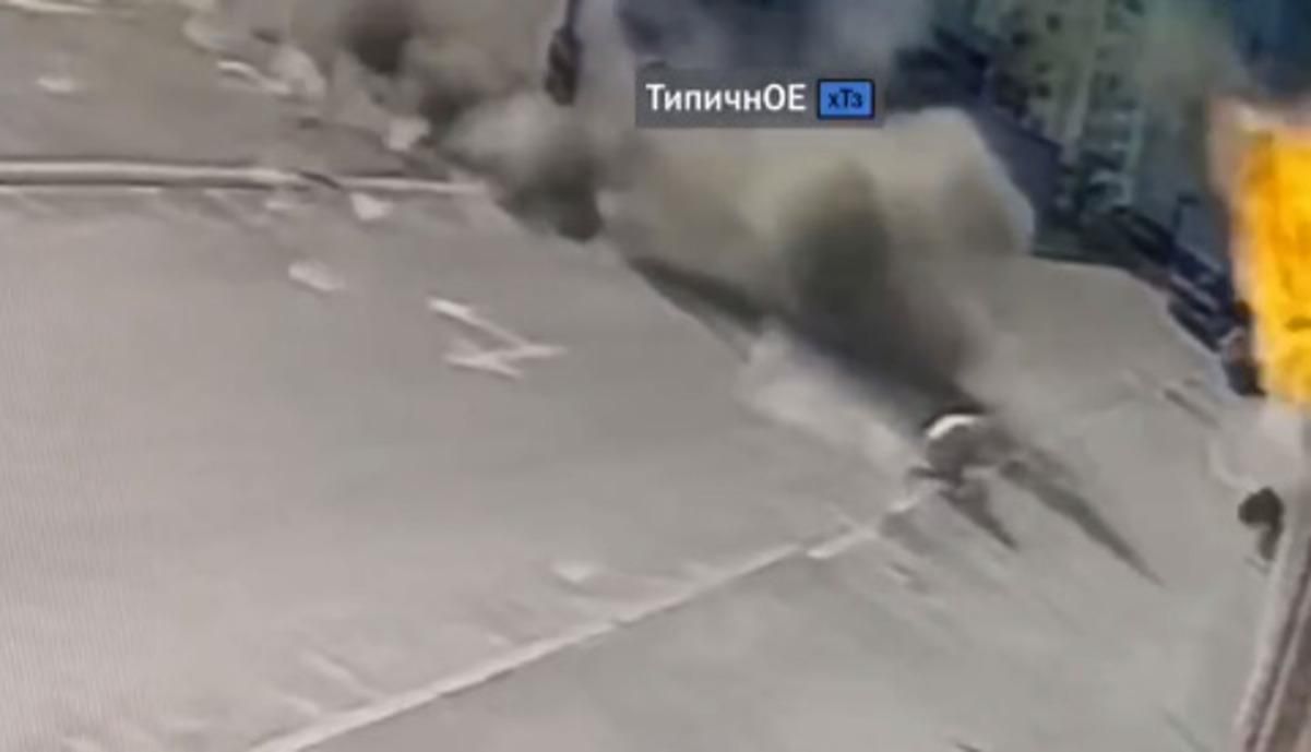 Снаряд упал в считанных метрах: женщина чудом выжила во время обстрела Харькова Снаряд упал в считанных метрах: женщина чудом выжила во время обстрела Харькова