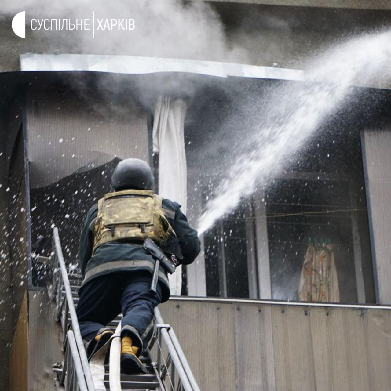 Огонь охватил почти тысячу квадратных метров: в результате обстрела вспыхнул рынок в Харькове