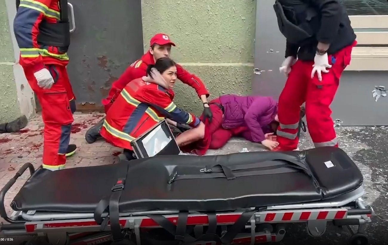 Медик надавав жінці допомогу під час обстрілу в Харкові: моторошне відео - 24 Канал Медик надавав жінці допомогу під час обстрілу в Харкові: моторошне відео - 24 Канал