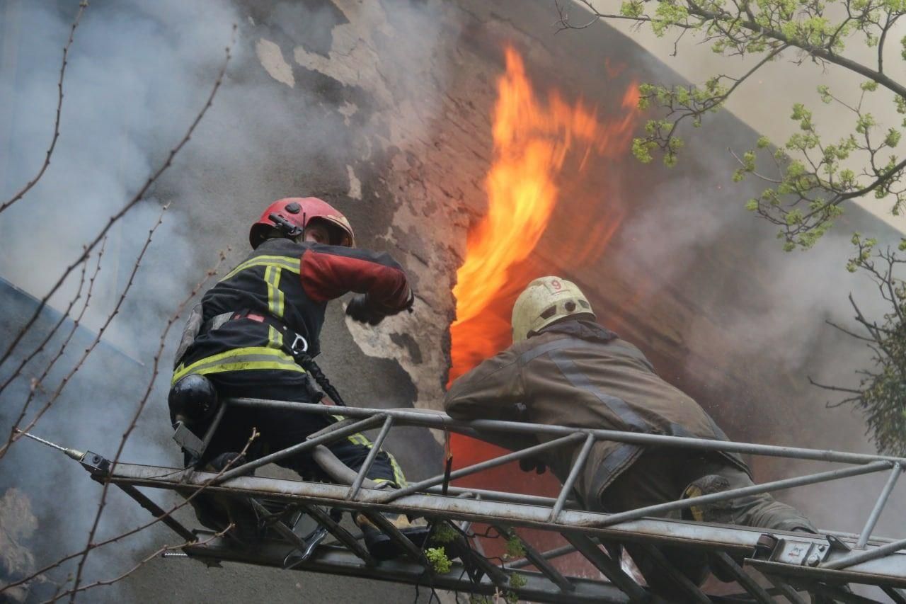 Горіли багатоповерхівки за 18 адресами: у ДСНС показали наслідки обстрілу центру Харкова 