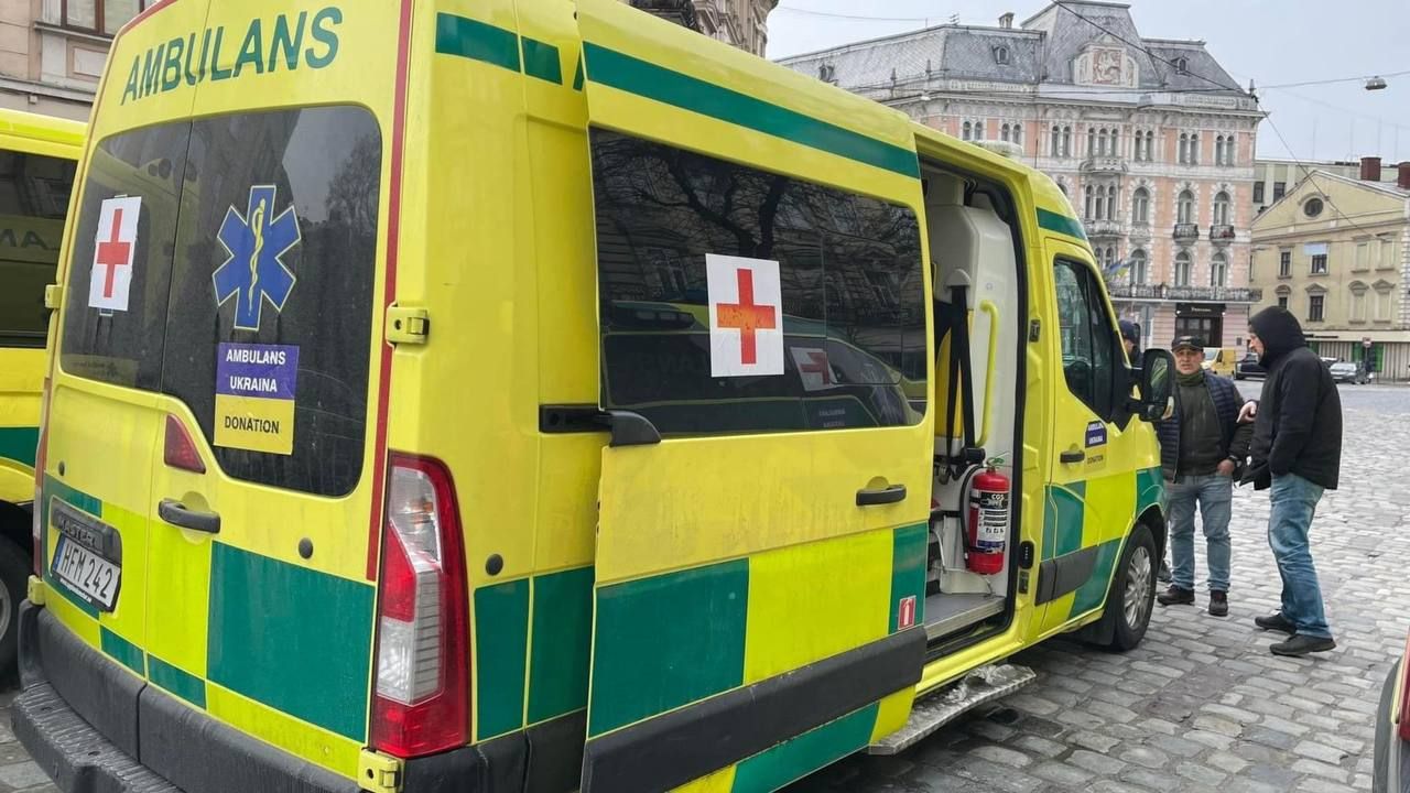 Швед продал яхту, чтобы закупить для Украины партию "скорых" - 24 Канал