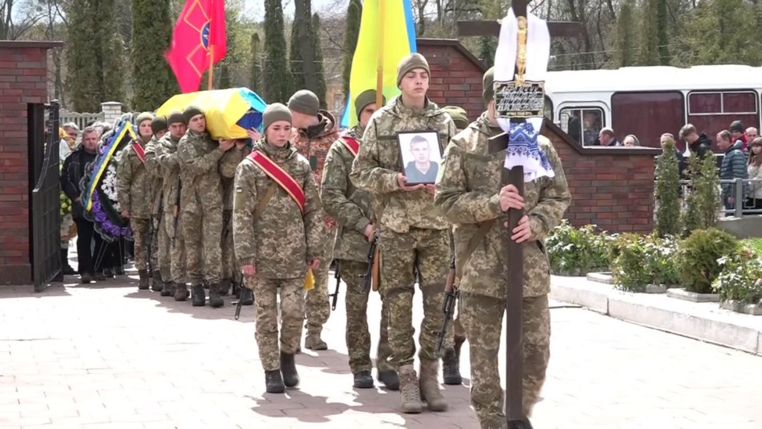 У Житомирі попрощалися з 19-річним бійцем Дмитром Абрамчуком - 24 Канал У Житомирі попрощалися з 19-річним бійцем Дмитром Абрамчуком - 24 Канал