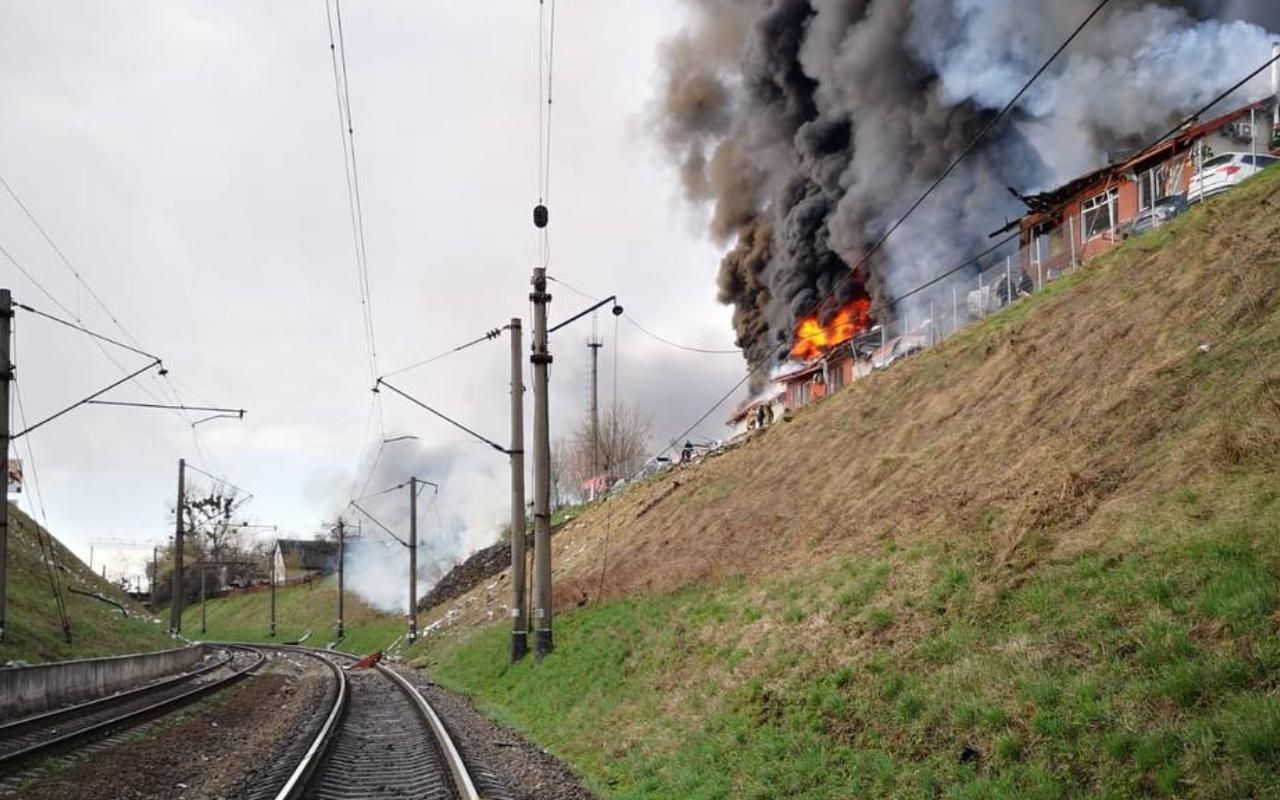 Ракеты во Львове попали возле железной дороги: пострадавших среди находившихся на вокзале нет