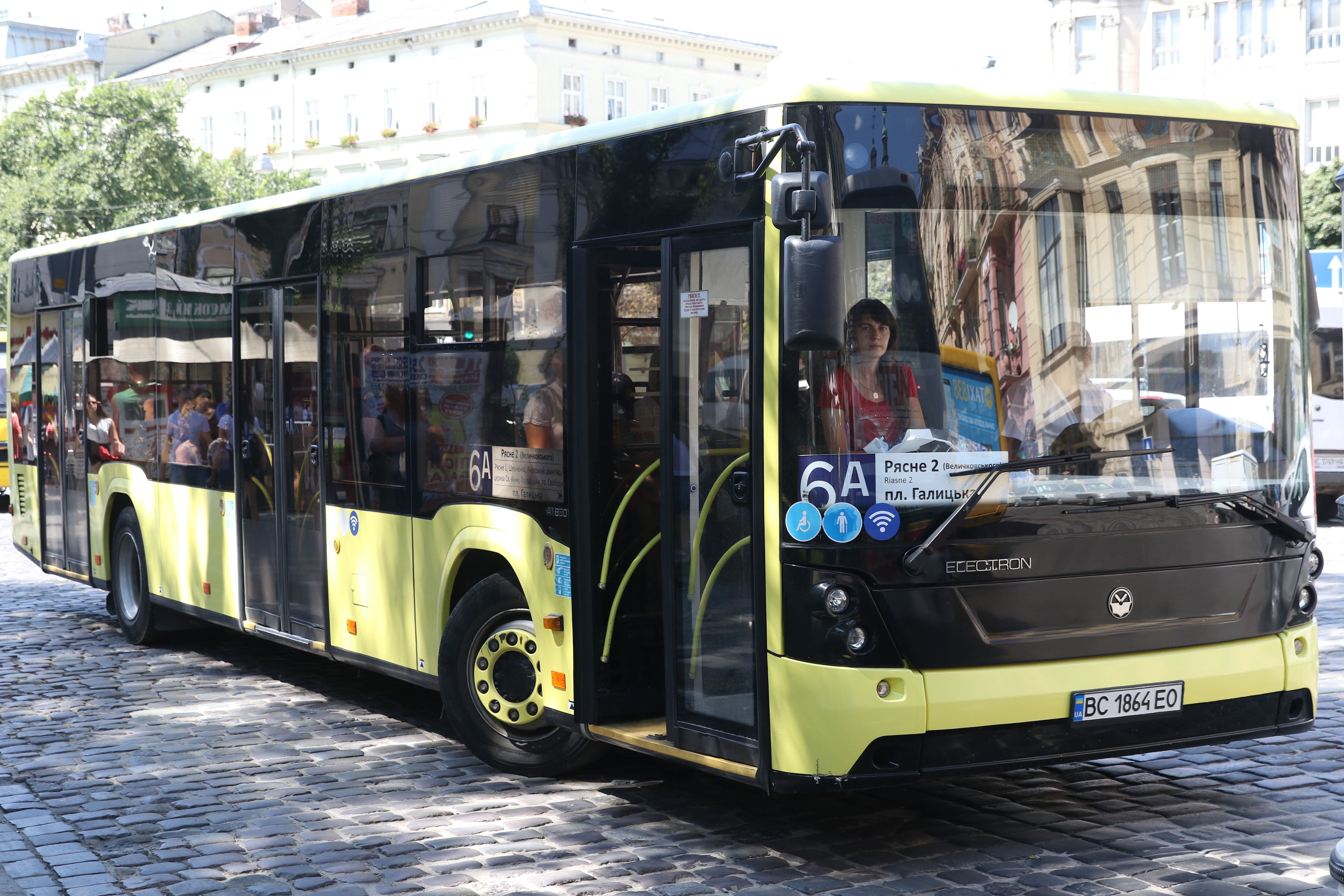Во Львове изменили маршруты общественного транспорта из-за авиаударов