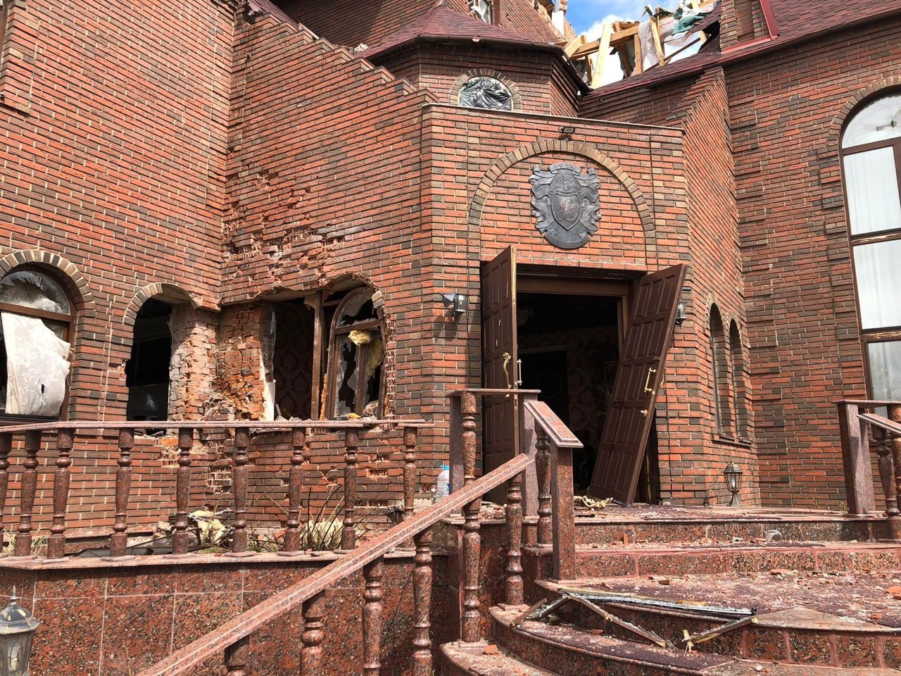 Мародерство було масовим: журналіст показав розграбований окупантами VIP-маєток на Київщині - 24 Канал Мародерство було масовим: журналіст показав розграбований окупантами VIP-маєток на Київщині - 24 Канал