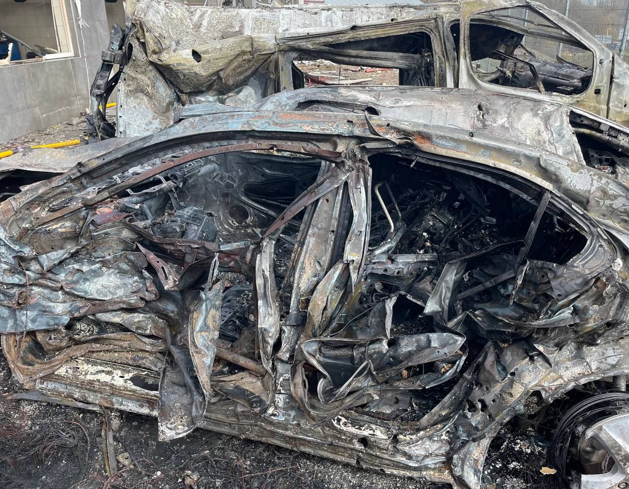 Во Львове ракета ударила в шиномонтаж: 6 погибших, 40 машин повреждены