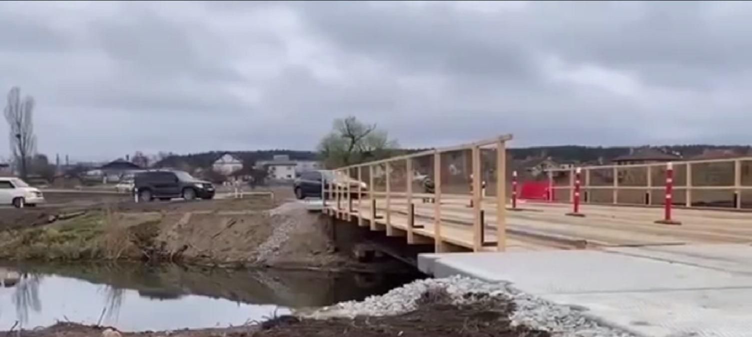 Біля села Стоянка під Києвом запрацювала тимчасова переправа через річку Ірпінь Біля села Стоянка під Києвом запрацювала тимчасова переправа через річку Ірпінь