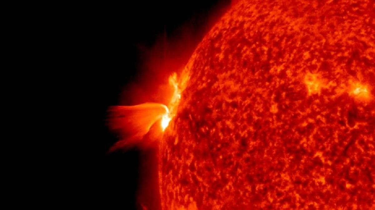 Огромный взрыв на Солнце вызвал мощную вспышку: могут быть новые бури - Техно