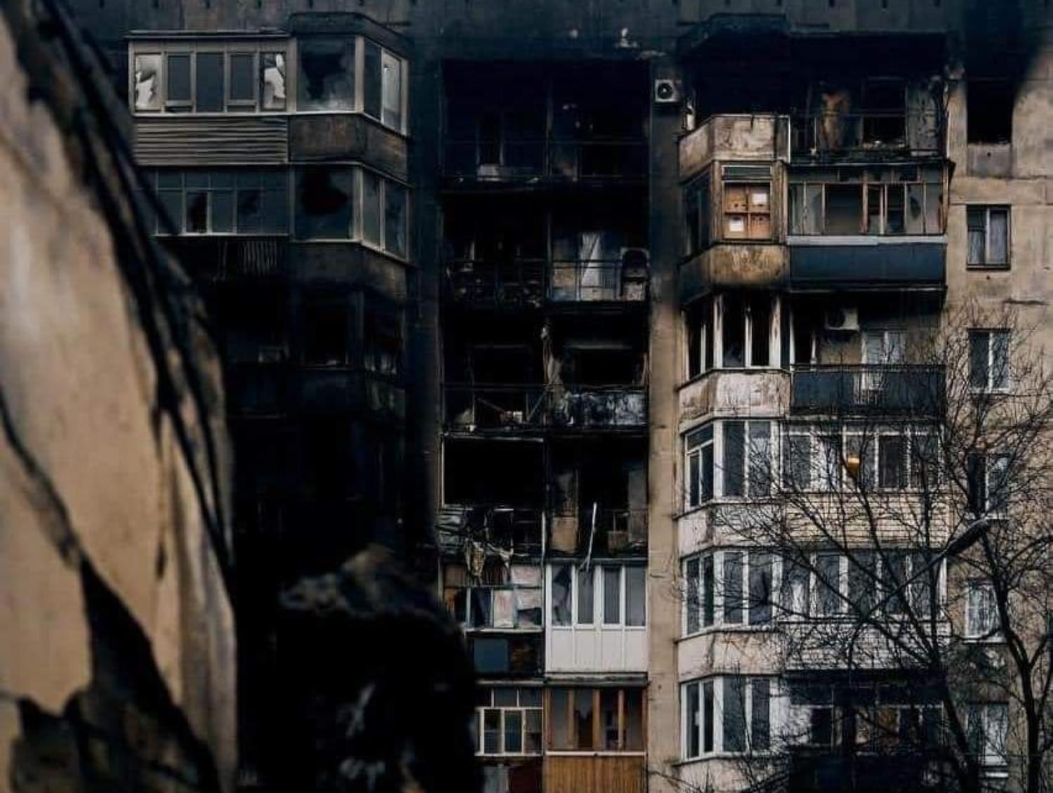 Снаряды прошли навылет: в Золотом обстреляли многоэтажку, 2 погибших и 4 раненых - 24 Канал Снаряды прошли навылет: в Золотом обстреляли многоэтажку, 2 погибших и 4 раненых - 24 Канал