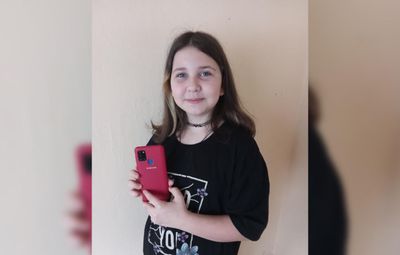 Бойцы ВСУ вернули 10-летней девочке отобранный оккупантами телефон: удивительная история
