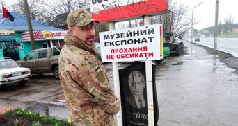 "Не втримався":  Олег Сенцов підірвав мережу незвичайним фото біля "пам’ятника Путіну"