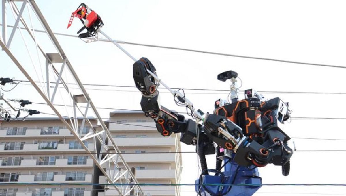 Похож на трансформера: в Японии создали робота-гуманоида для работ на железной дороге