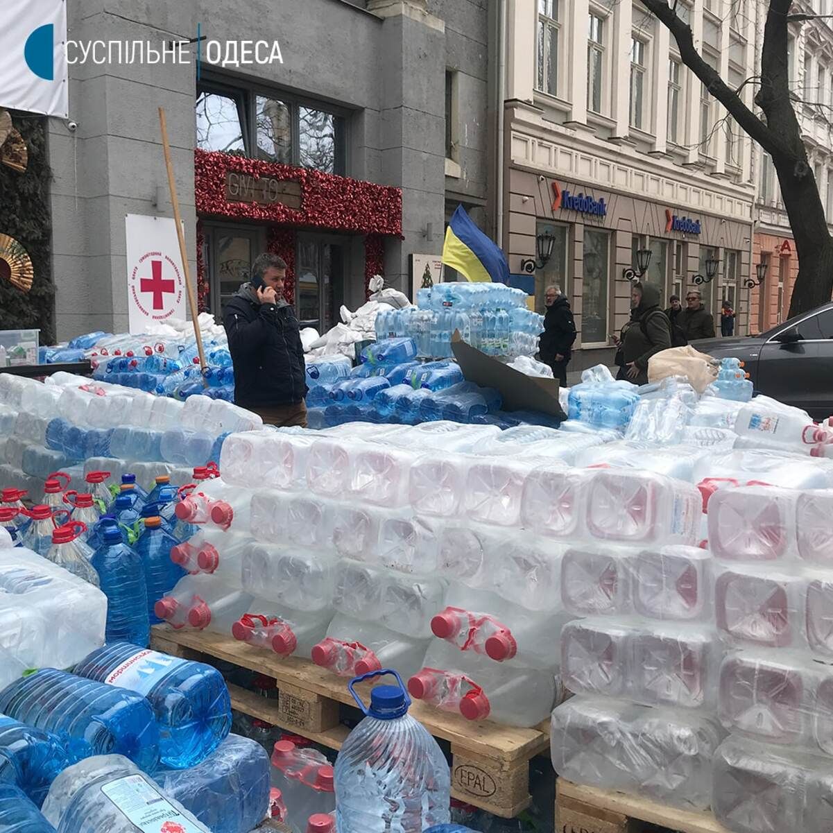 Близько 2,5 тонн води відправили з Одеси для мешканців Миколаєва - 24 Канал Близько 2,5 тонн води відправили з Одеси для мешканців Миколаєва - 24 Канал