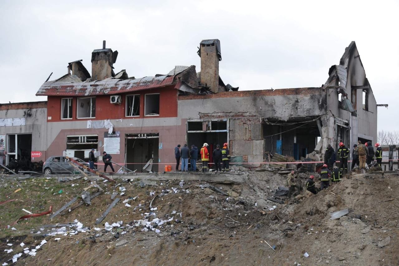 Спалені іпошкоджені десятки машин, вибиті вікна: Козицький показав наслідки авіаудару по Львову - 24 Канал