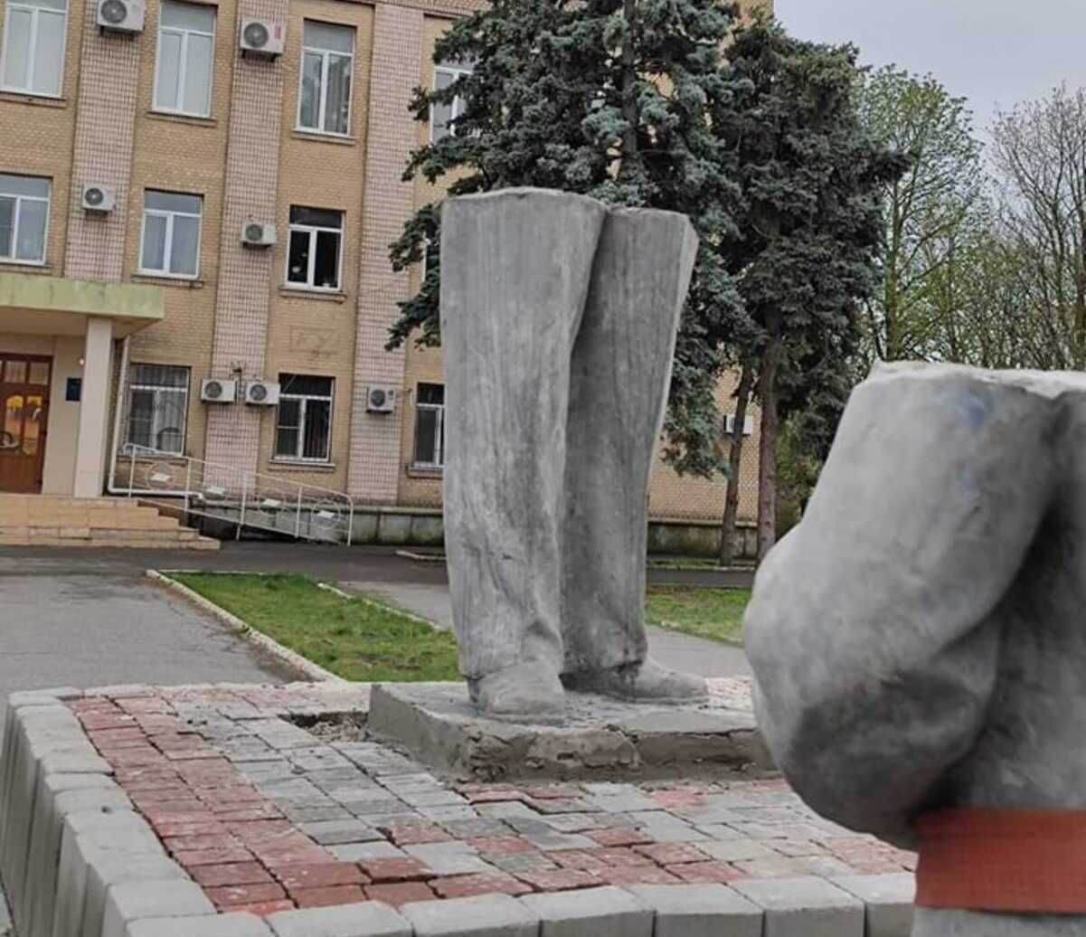 В оккупированном Геническе россияне устанавливают памятник Ленину