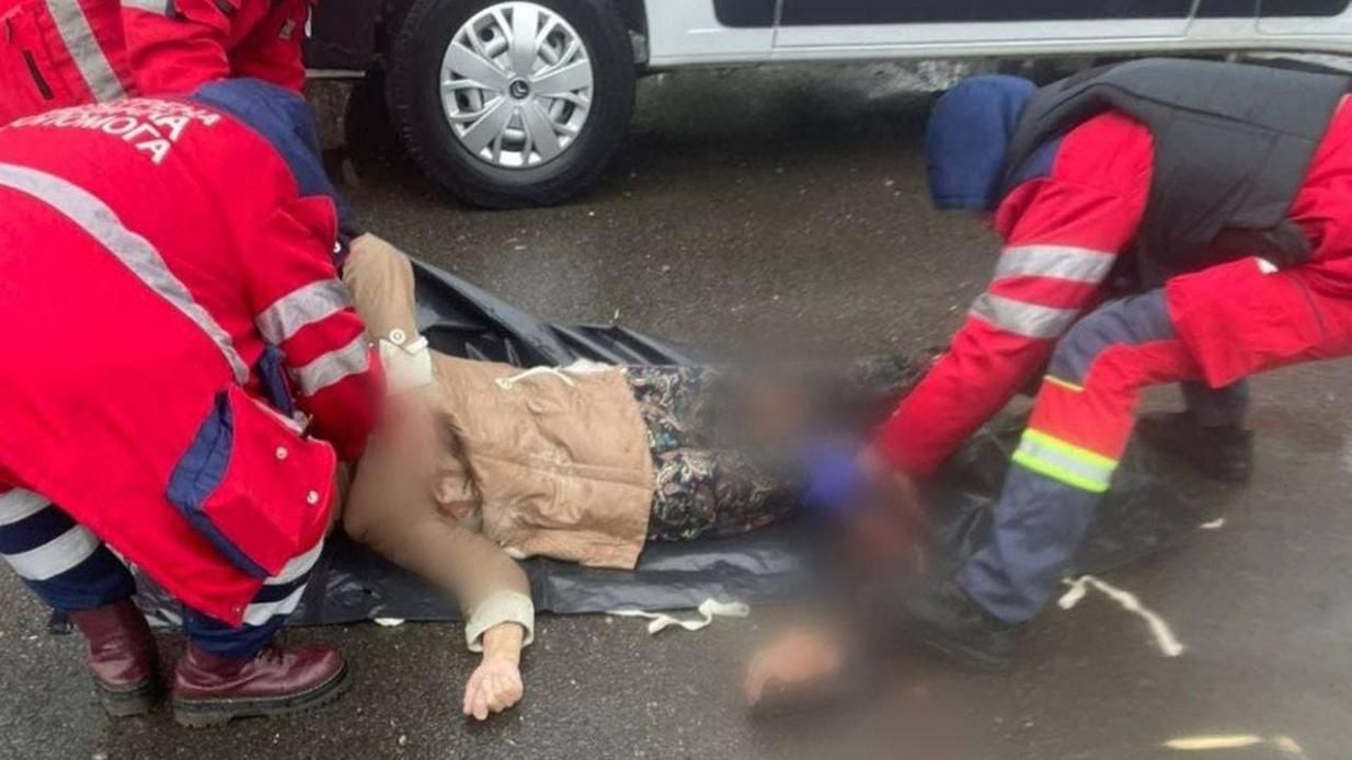 Оккупанты обстреляли детские площадки в Харькове: погибли 2 человека Оккупанты обстреляли детские площадки в Харькове: погибли 2 человека