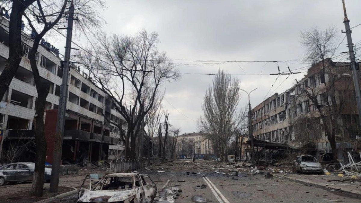 "Росавіація вдарила по п'ятиповерхівці", – пропагандисти заплутались і "здали" своїх у Маріуполі - 24 Канал