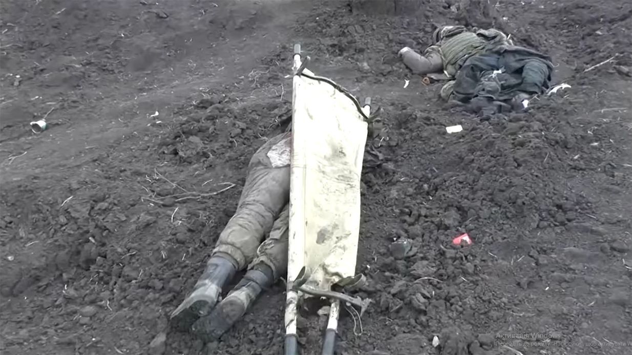 Россияне брезгуют телами своих убитых военных: видео из Ольховки, Малой Рогани и Харькова Россияне брезгуют телами своих убитых военных: видео из Ольховки, Малой Рогани и Харькова