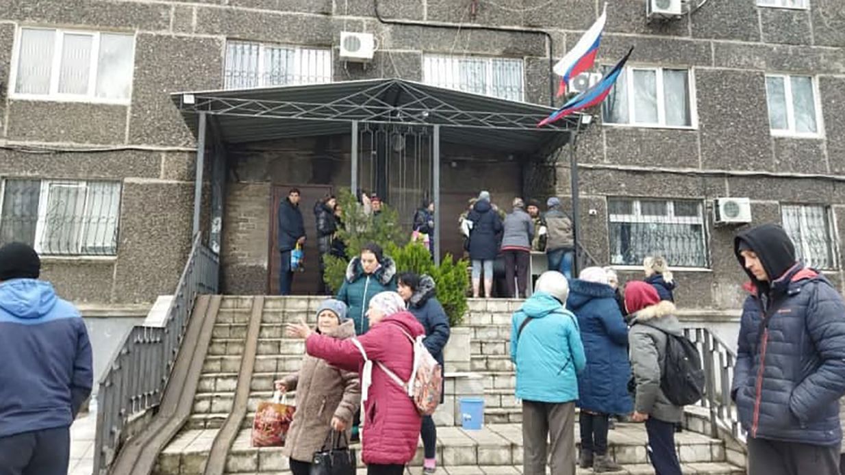 Росіяни в Маріуполі схиляють людей до співпраці: обіцяють компенсувати зруйноване житло в рублях - 24 Канал Росіяни в Маріуполі схиляють людей до співпраці: обіцяють компенсувати зруйноване житло в рублях - 24 Канал