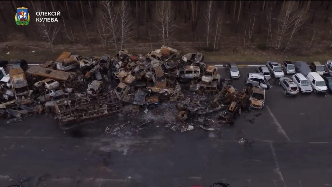 Ехали целыми семьями: в Киевской области показали очередное "кладбище" расстрелянных автомобилей Ехали целыми семьями: в Киевской области показали очередное "кладбище" расстрелянных автомобилей