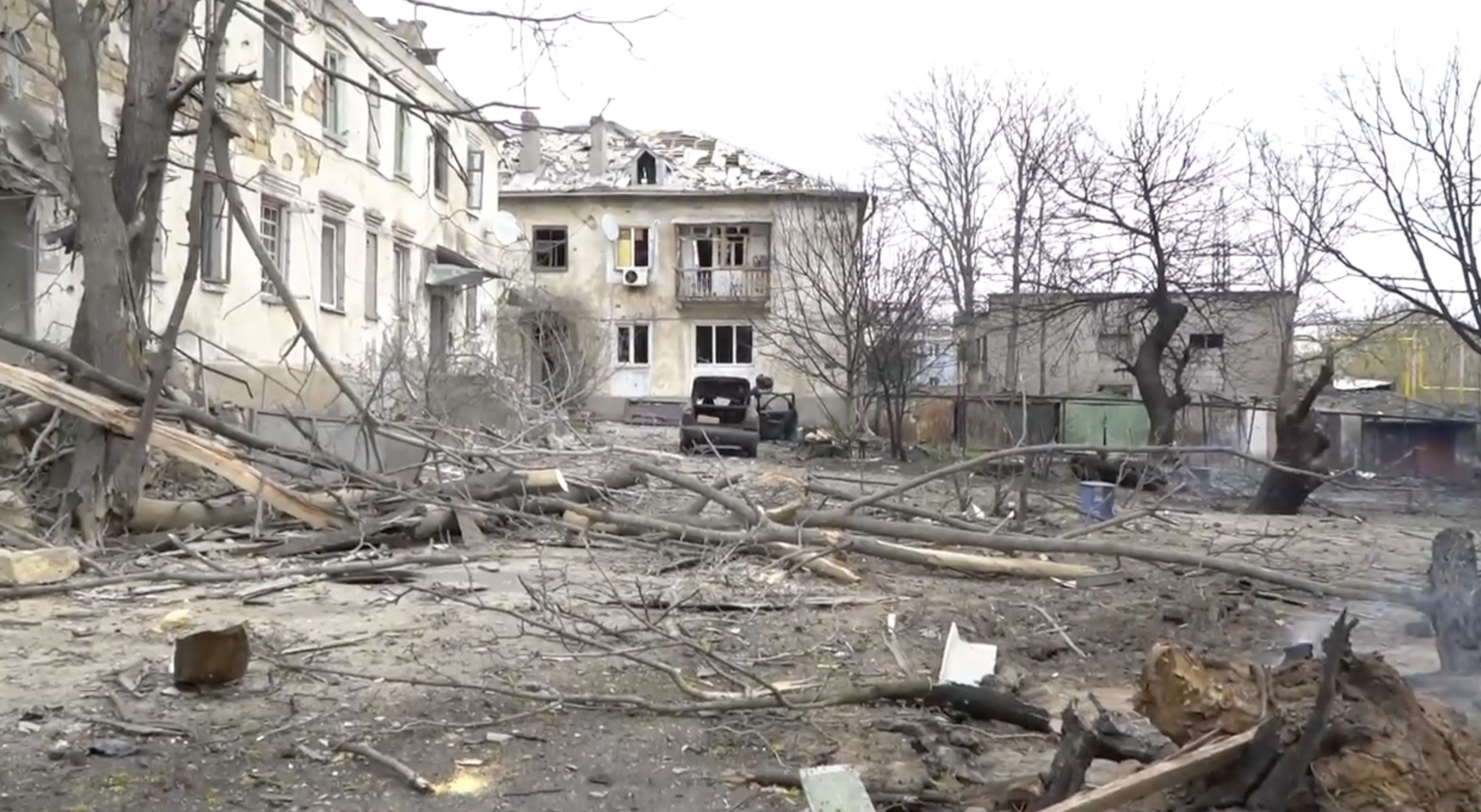 Окупанти вдарили по житловому двору в Миколаєві: 2 будинки повністю зруйновані Окупанти вдарили по житловому двору в Миколаєві: 2 будинки повністю зруйновані