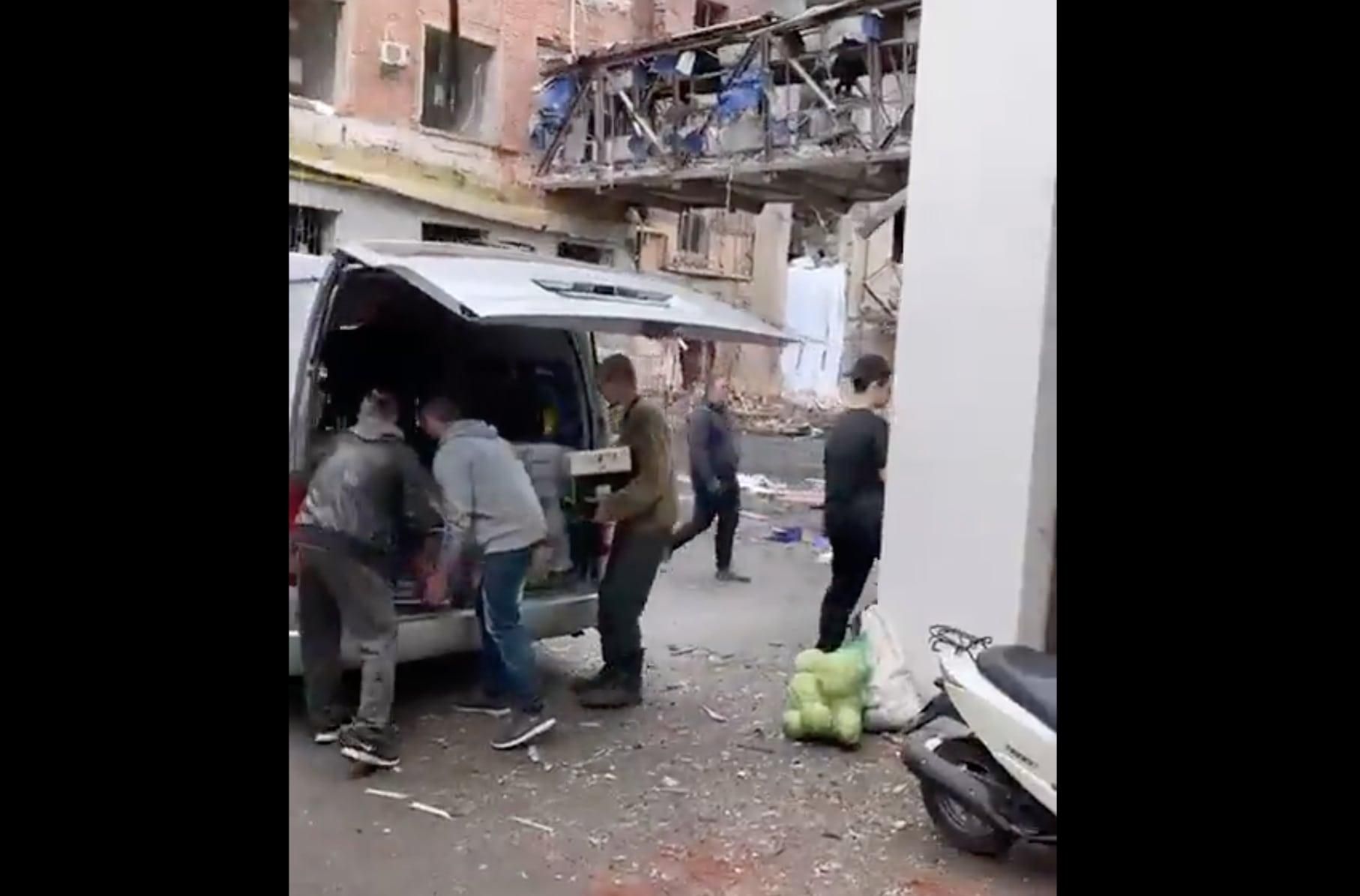 В Харькове оккупанты ракетой разбомбили гуманитарную кухню, – CNN В Харькове оккупанты ракетой разбомбили гуманитарную кухню, – CNN