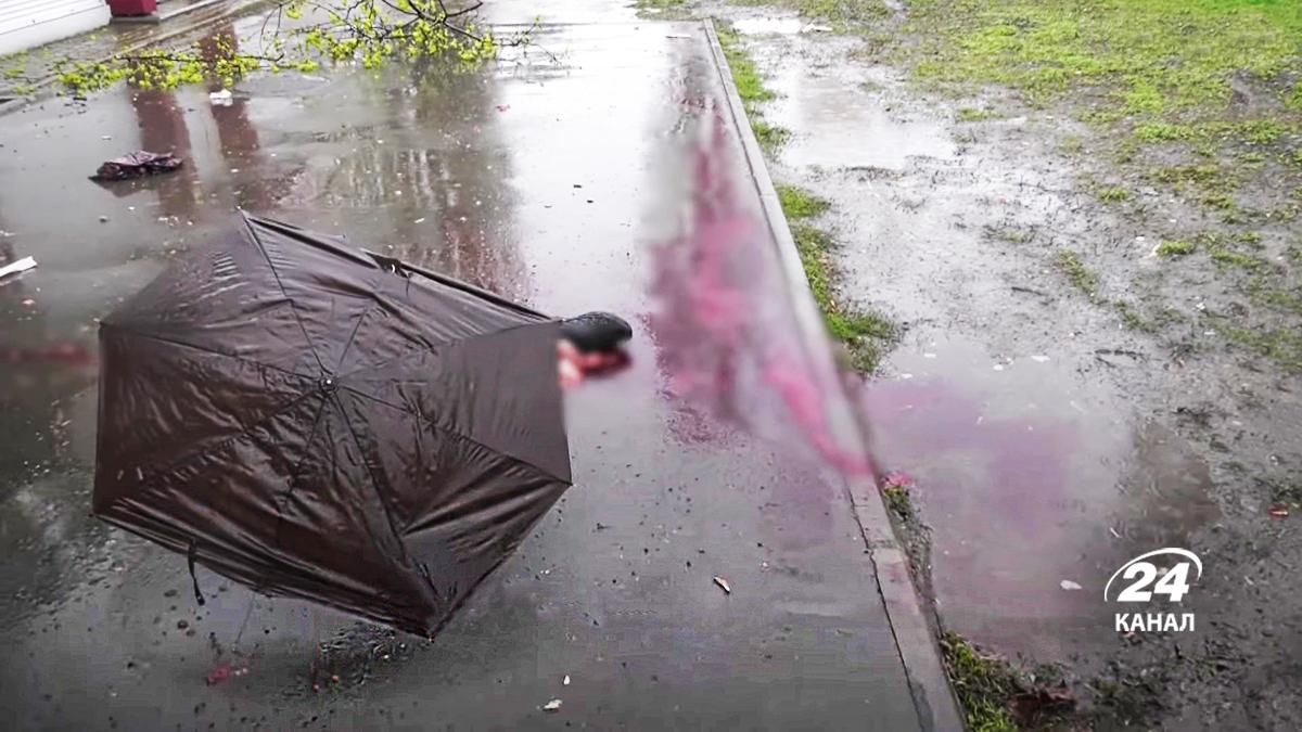 Людині вибухом відірвало стопу: моторошне відео з Харкова після обстрілів 18 квітня Людині вибухом відірвало стопу: моторошне відео з Харкова після обстрілів 18 квітня