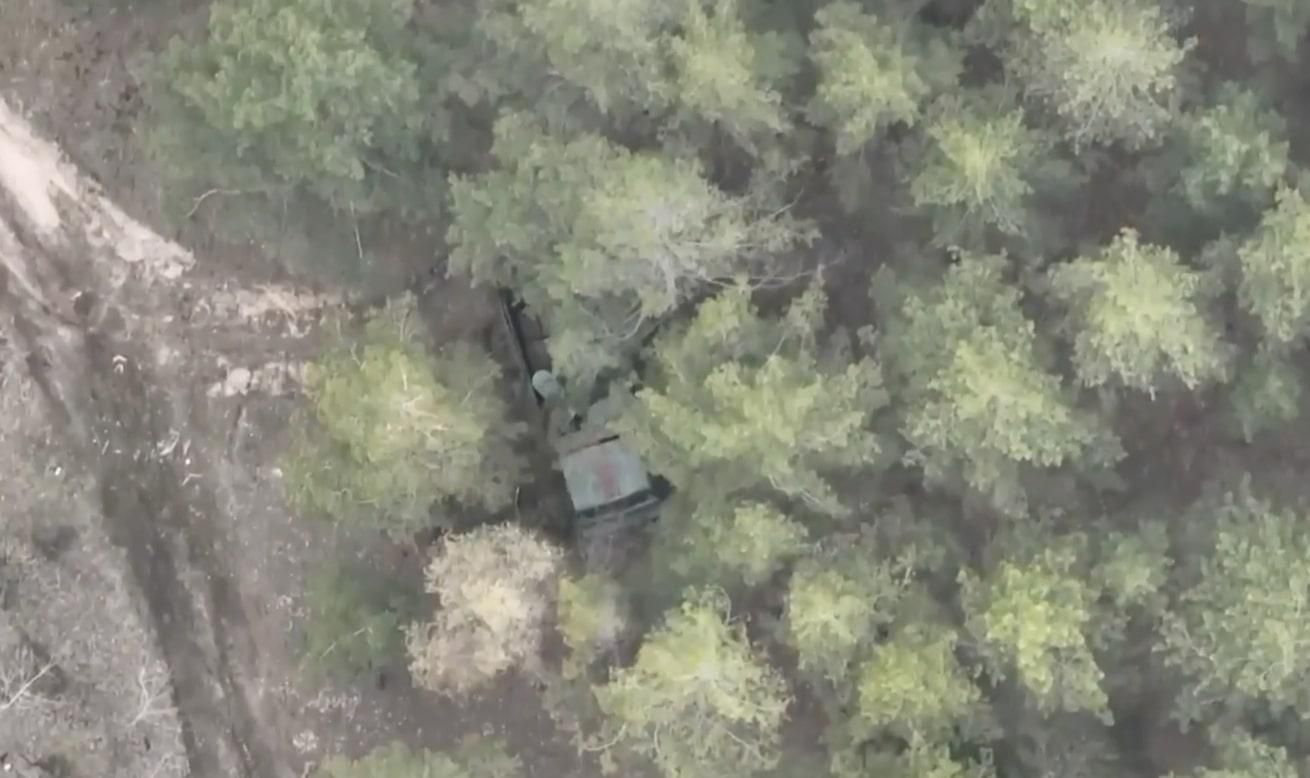 Замаскировались ветвями и думали спастись: ВСУ показали яркое видео, как уничтожают оккупантов - 24 Канал