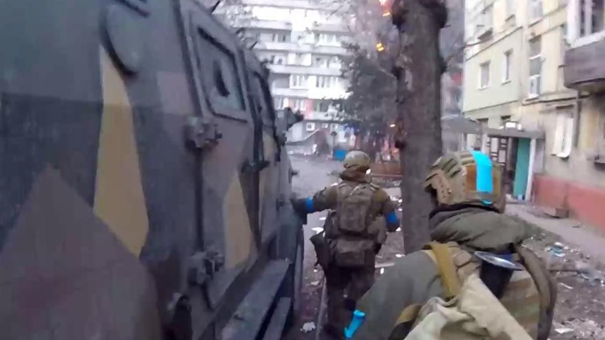 Зберігають спокій і посмішку: відео буднів бійців "Азову", які боронять Маріуполь - 24 Канал