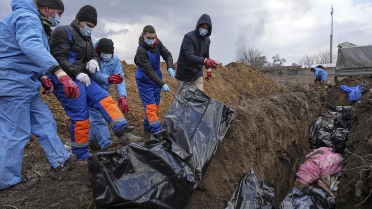 Окупанти в Маріуполі намагаються легалізувати поховання тіл мирних жителів - 24 Канал