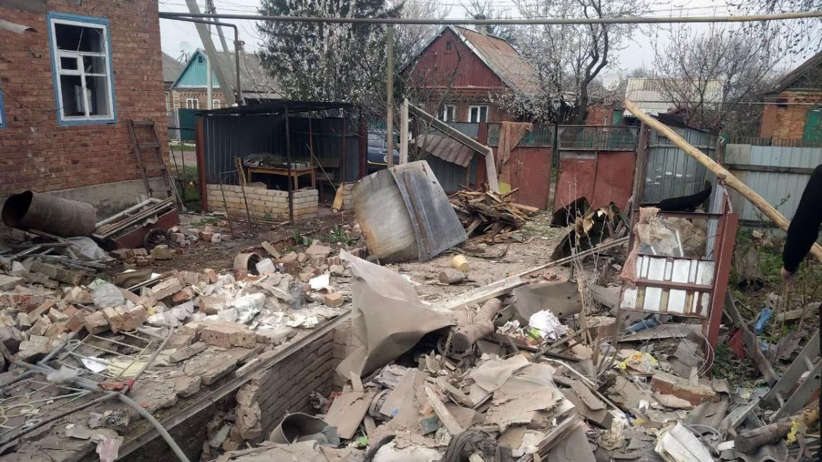 Россияне обстреливали Донбасс из "Градов" и ранили ребенка: фото последствий Россияне обстреливали Донбасс из "Градов" и ранили ребенка: фото последствий