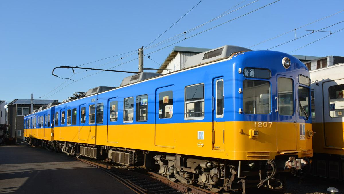 Японская железная дорога украсила поезд в сине-желтый цвет в знак солидарности с Укрзализныцей.
