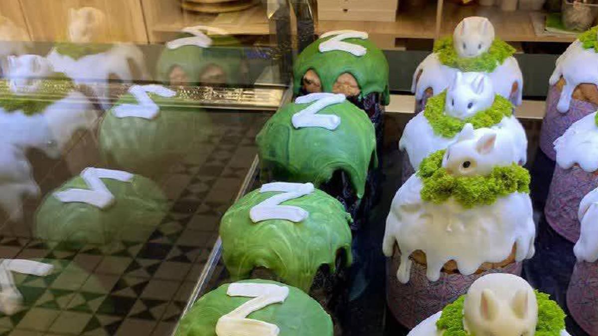 Рашизм добрался даже до Пасхи: в России куличи украшают символом Z Рашизм добрался даже до Пасхи: в России куличи украшают символом Z