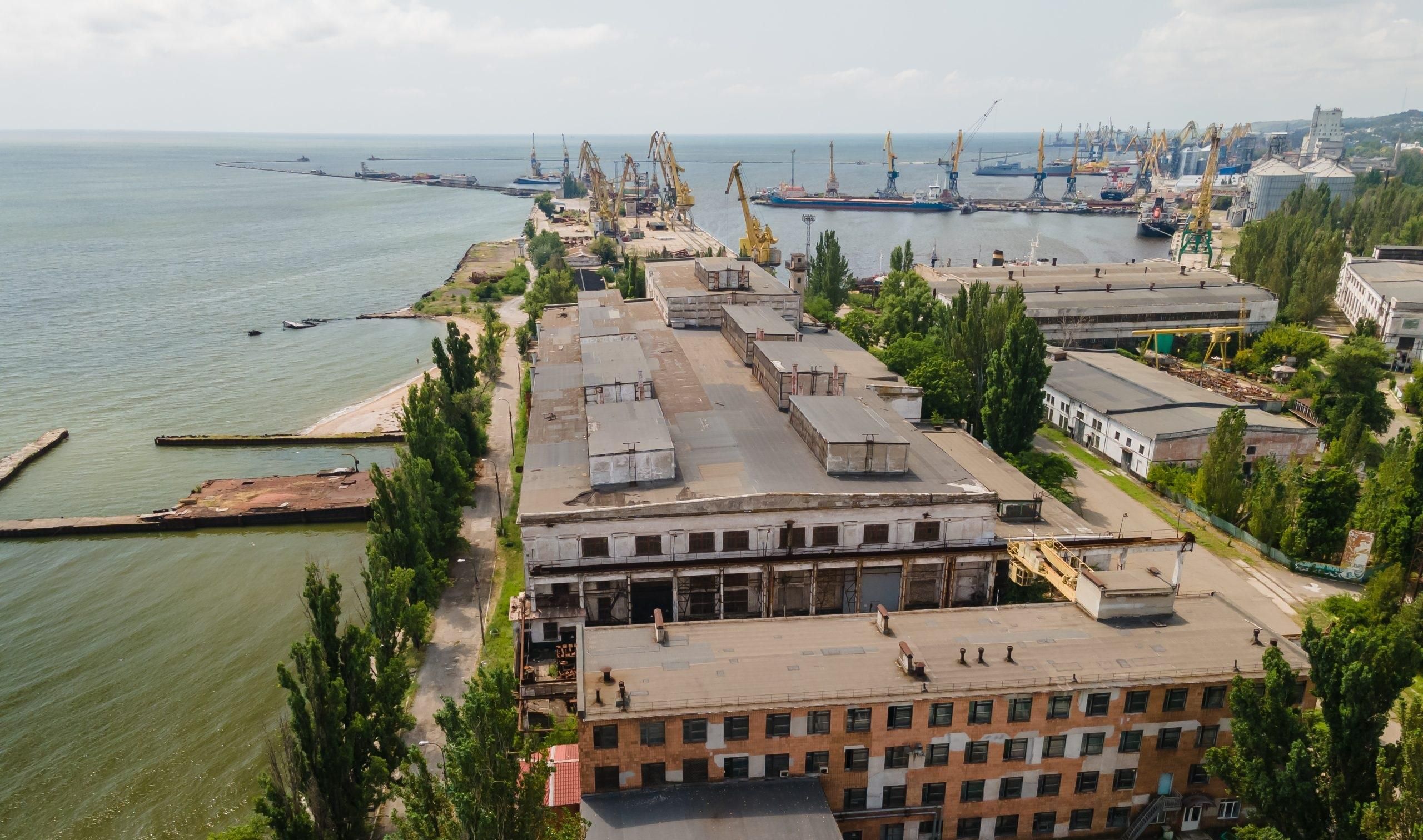 Окупанти зруйнували Азовський судноремонтний завод – найстаріше підприємство Маріуполя Окупанти зруйнували Азовський судноремонтний завод – найстаріше підприємство Маріуполя