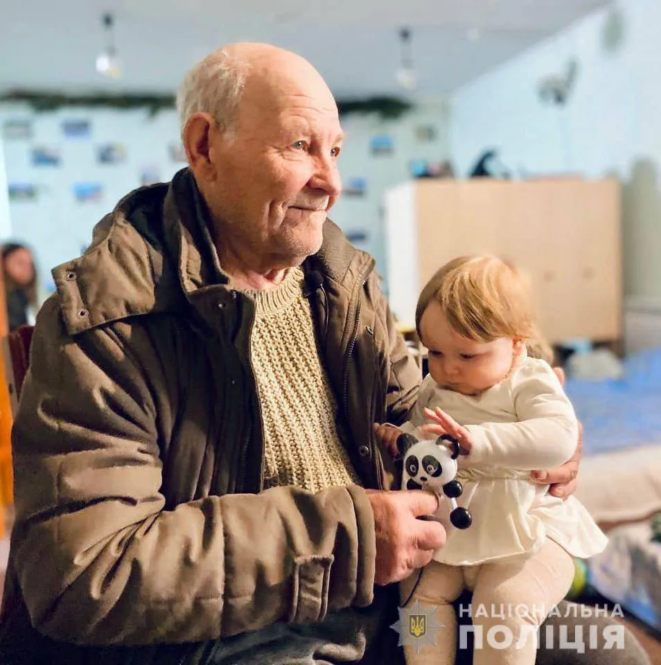 Поліцейські відвідали дідуся, який самотужки евакуював свою сім'ю до Івано-Франківська Поліцейські відвідали дідуся, який самотужки евакуював свою сім'ю до Івано-Франківська