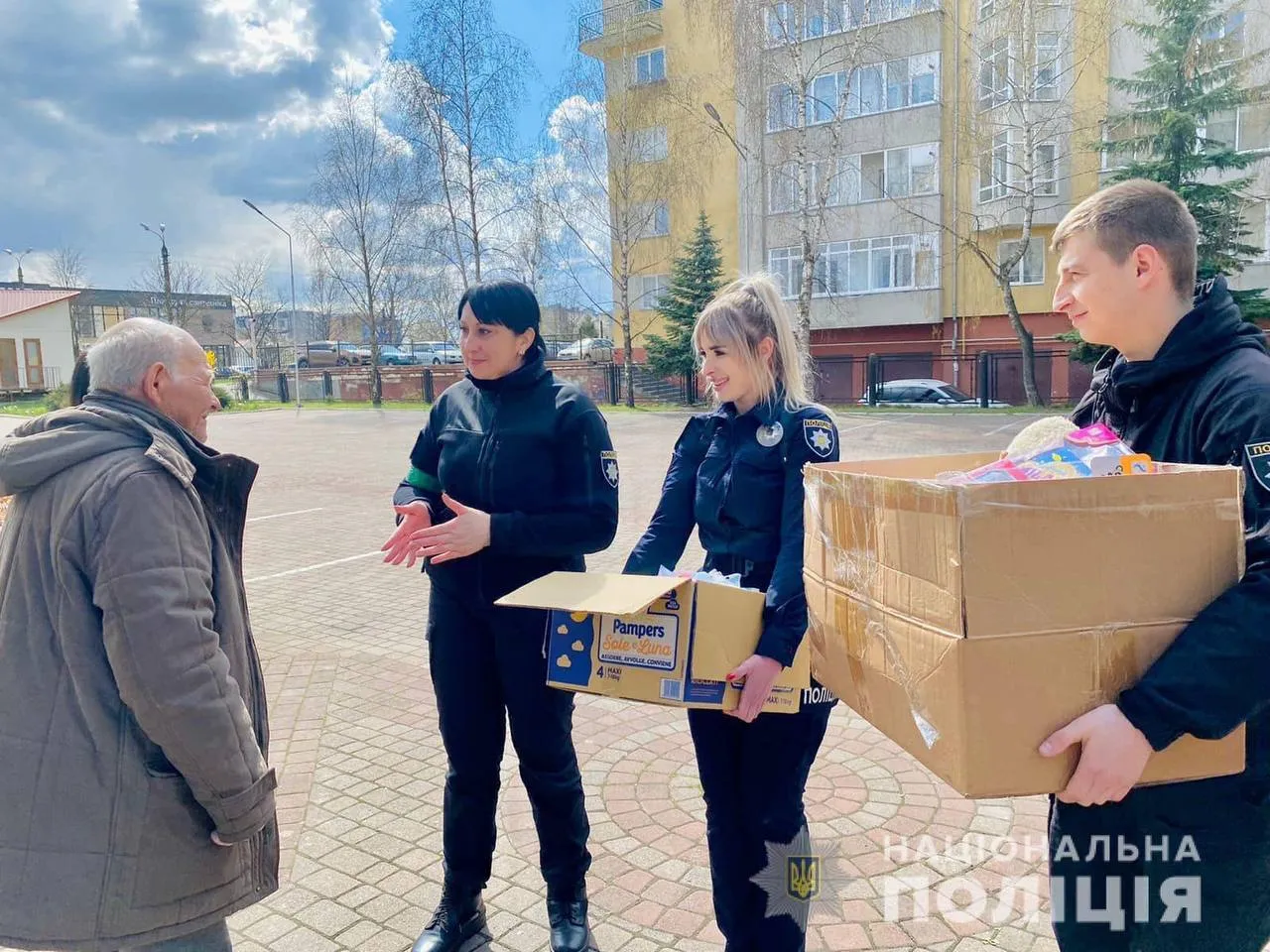 Поліцейські відвідали дідуся, який самотужки евакуював свою сім'ю до Івано-Франківська